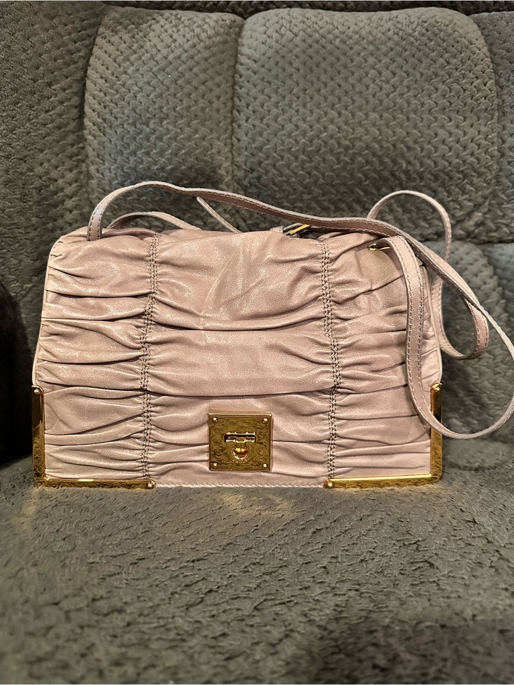 Beautiful BALLY Soft Ruched Lamb Leather Shoulder Bag in TAUPE with Gold Hardwar - Picture 3 of 15